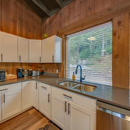 Bonners Ferry Cabin With Wraparound Deck And Views!